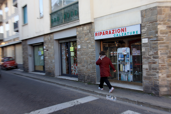 Bild: Francescos skomakeri sett från gatan, Italien. Foto: Anna Bölmark