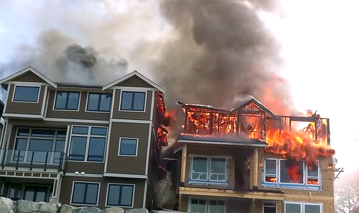 Husbränder vid Maple Ridge B.C. Kanada – Foto: Broesky