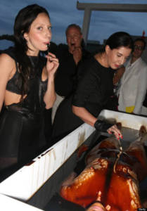 Lady Gaga och Marina Abramovi? provsmakar blod