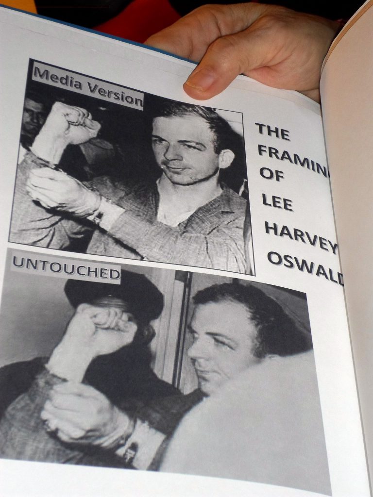 Lee Harvey Oswald bär sin Navy Seal-ring