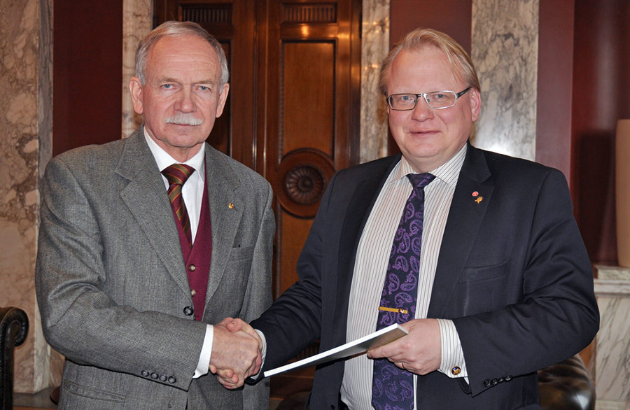 Utredare Runar Viksten och försvarsminister Peter Hultqvist - Foto: Försvarsdepartementet, CC BY-NC 2.0