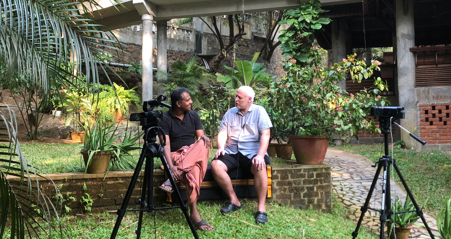 Dr Unnikrishnan Kavirajan intervjuas av Börje Peratt i januari 2018, Kerala, Indien - Foto: Lars af Sillén