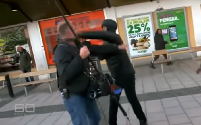 Liz Hayes och hennes reportage-team attackeras av gäng i Rinkeby