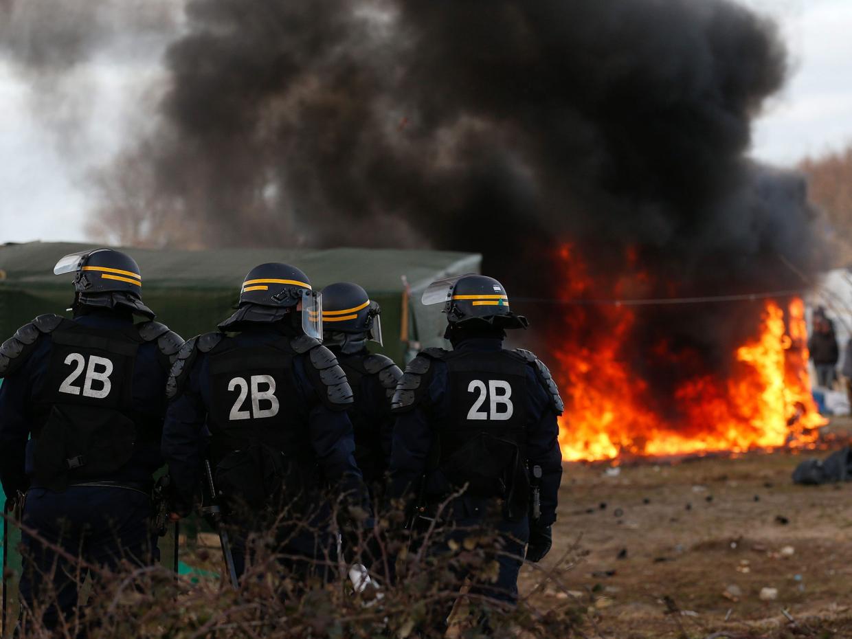 Flyktinglägret "djungeln" i Calais, Frankrike demoleras.