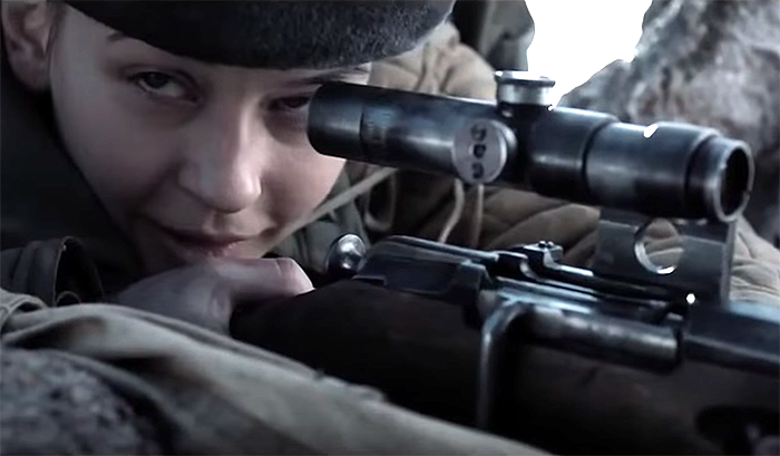 Från filmen: "Battle For Sevastolop". Foto på kvinnlig krypskytt från filmens trailer