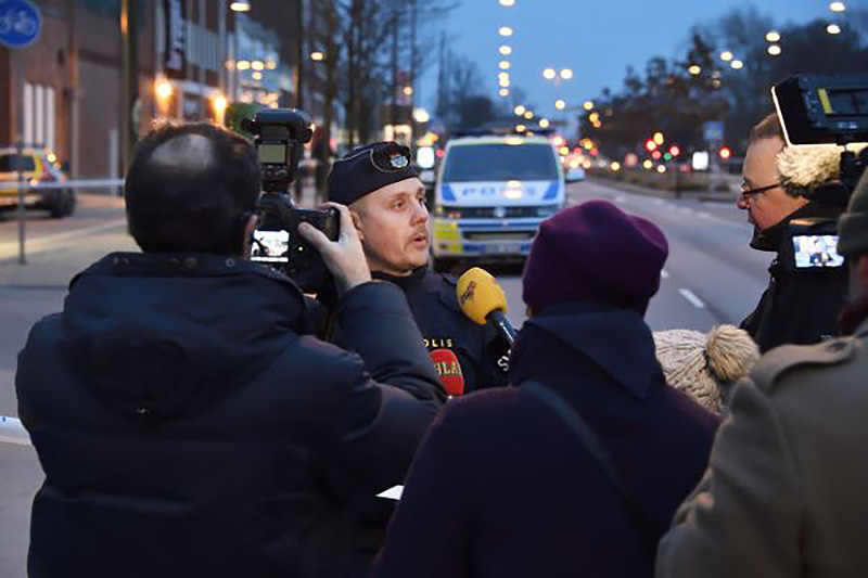 Svenska polisen möter media. Pressfoto: Polisen.se