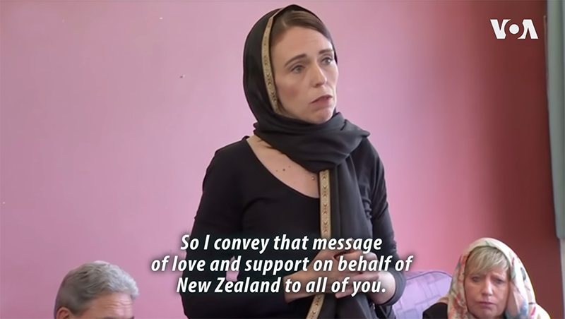 New Zealands premiärminister Jacinda Ardern bär slöja för att hedra Islam efter terrorattacken i mars 2019. Video: Voa News