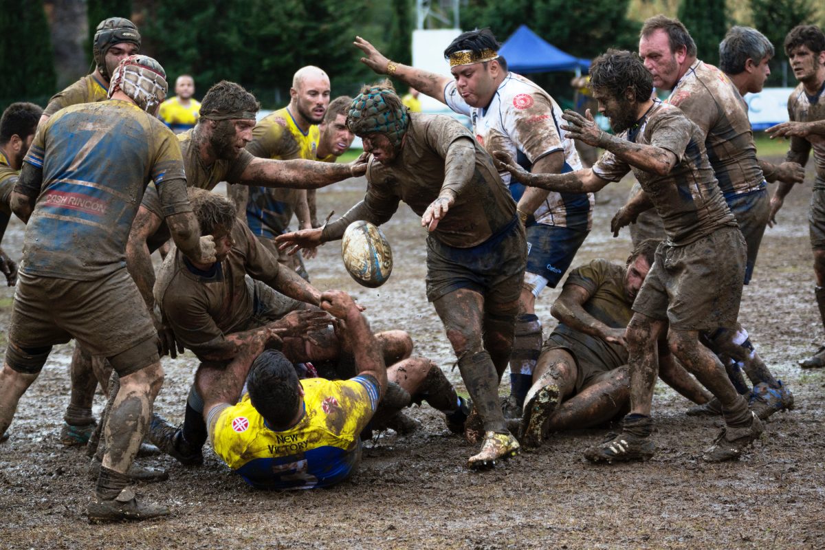 Mud wrestling. Foto: Quino Al. Licens: Unsplash.com (free use)
