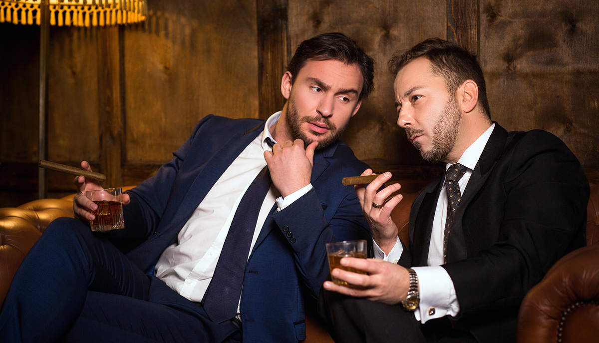 Skeptiska män som röker. Licens: Crestock.com