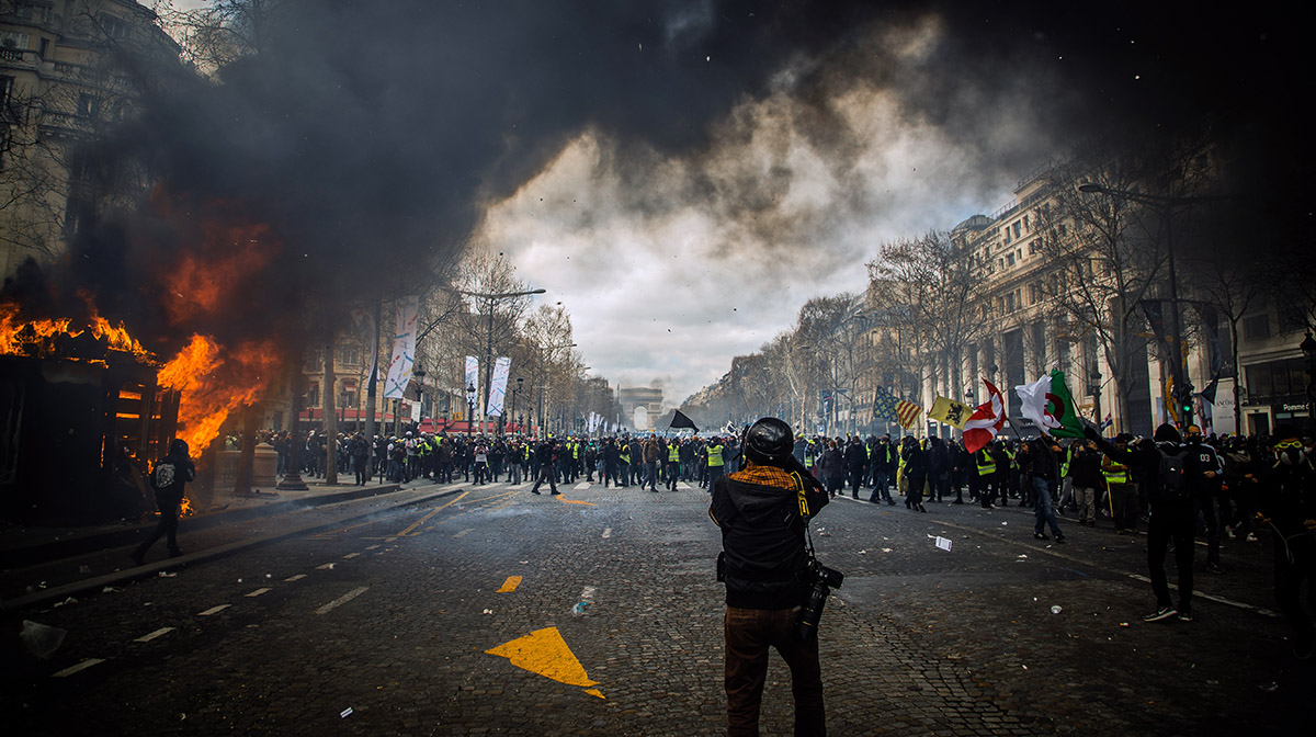 Social oro och folkliga uppror (riots). Foto: Randy Colas. Licens: Unsplash.com