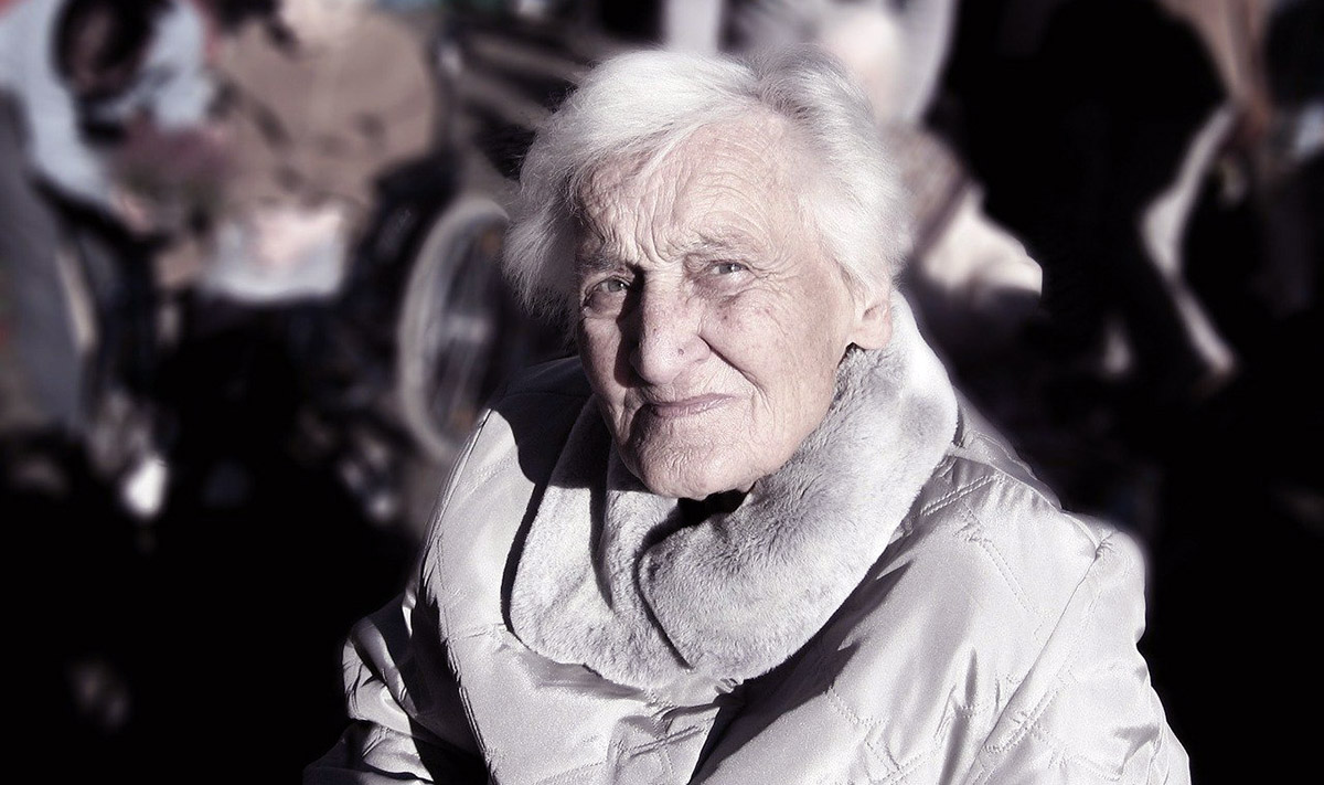 Äldre kvinna. Foto: Gerd Altmann. Licens.Pixabay.com