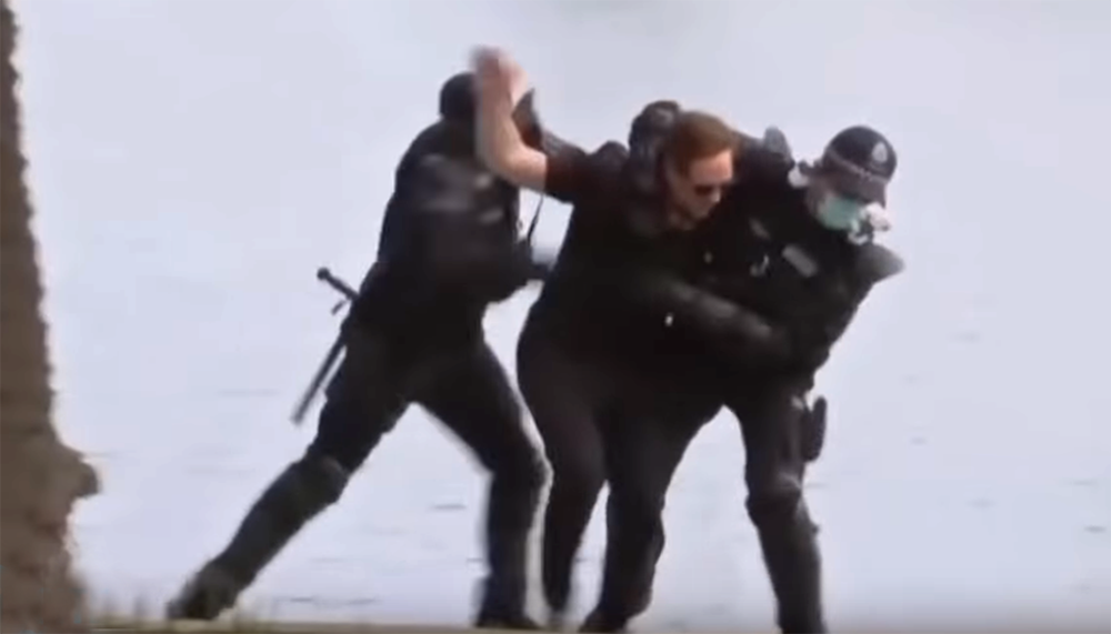 Polisen i Australien brottar ner man som vägrar bära andningsskydd, 2020. Privat foto
