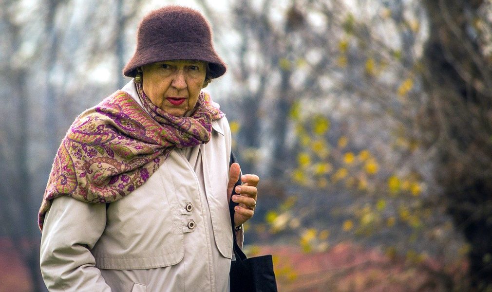 Old lady, elderly, pensionär. Foto: Bensopile. Licens: Pixabay.com