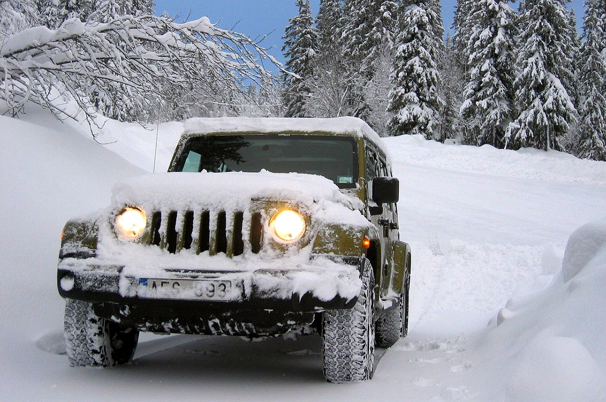 Billiga bilbatterier ger dig problem vintertid. I bild en Jeep Wrangler.