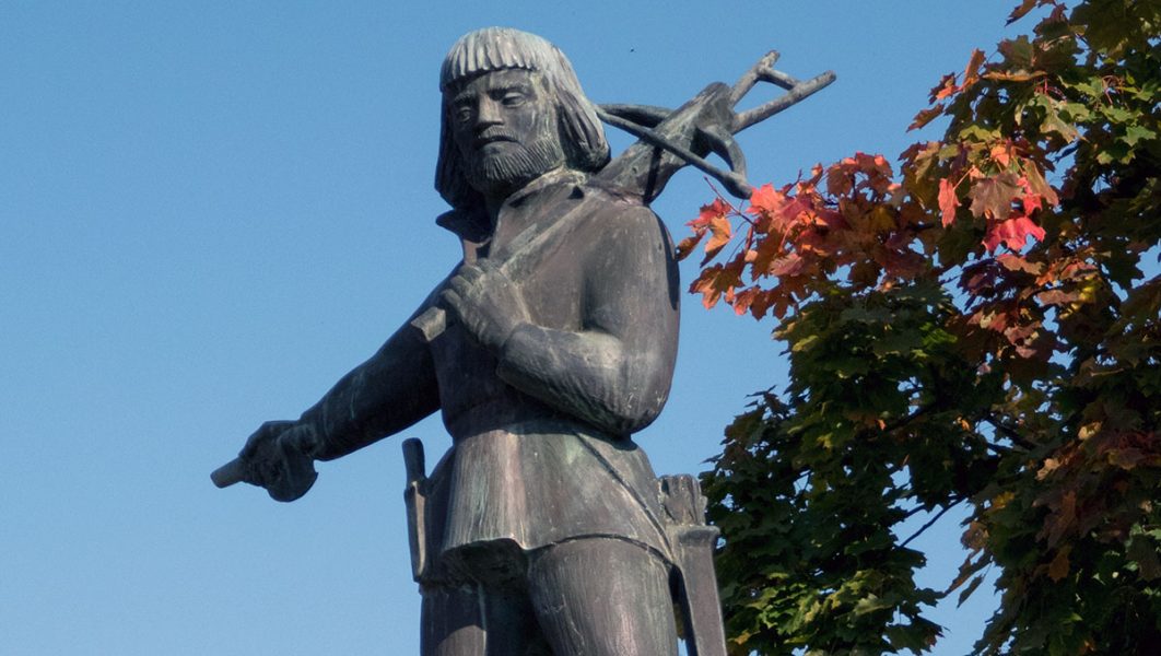 Nils Dacke frihetskämpen. Staty från 1956 av Arvid Källström på Gamla Torget i Virserum. Foto: Adamxyz. Licens:  CC BY-SA 4.0, Wikimedia