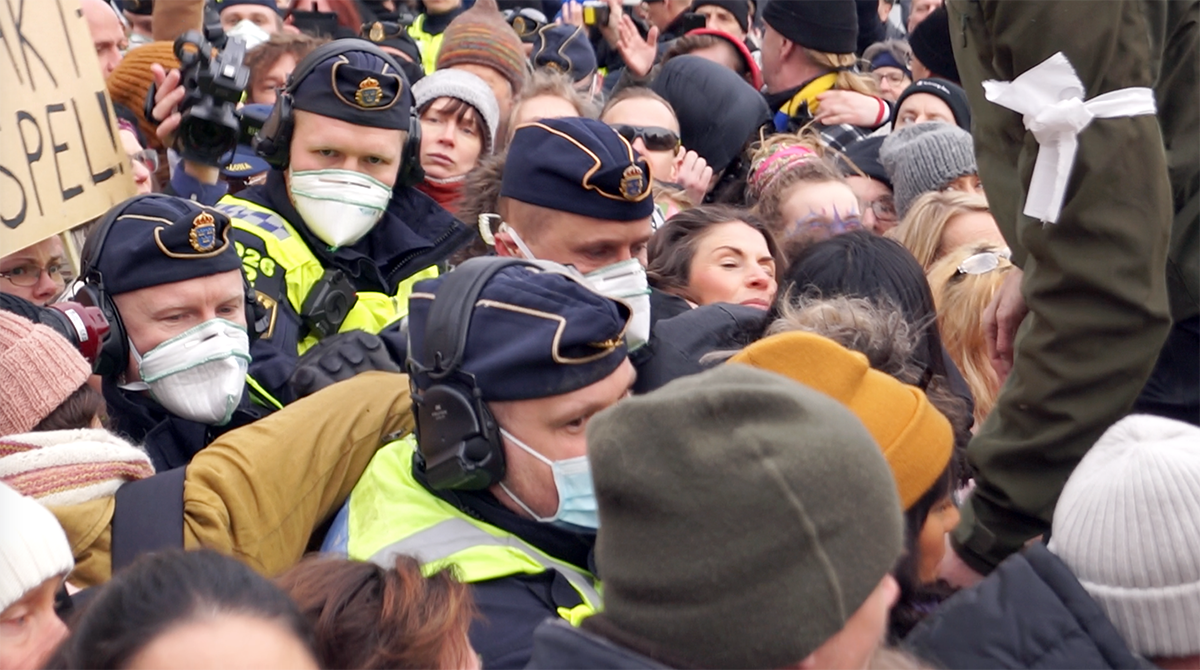 Tusenmannamarschenden 6 mars 2021. Polisen bland folk. Foto: Torbjörn Sassersson, NewsVoice.se