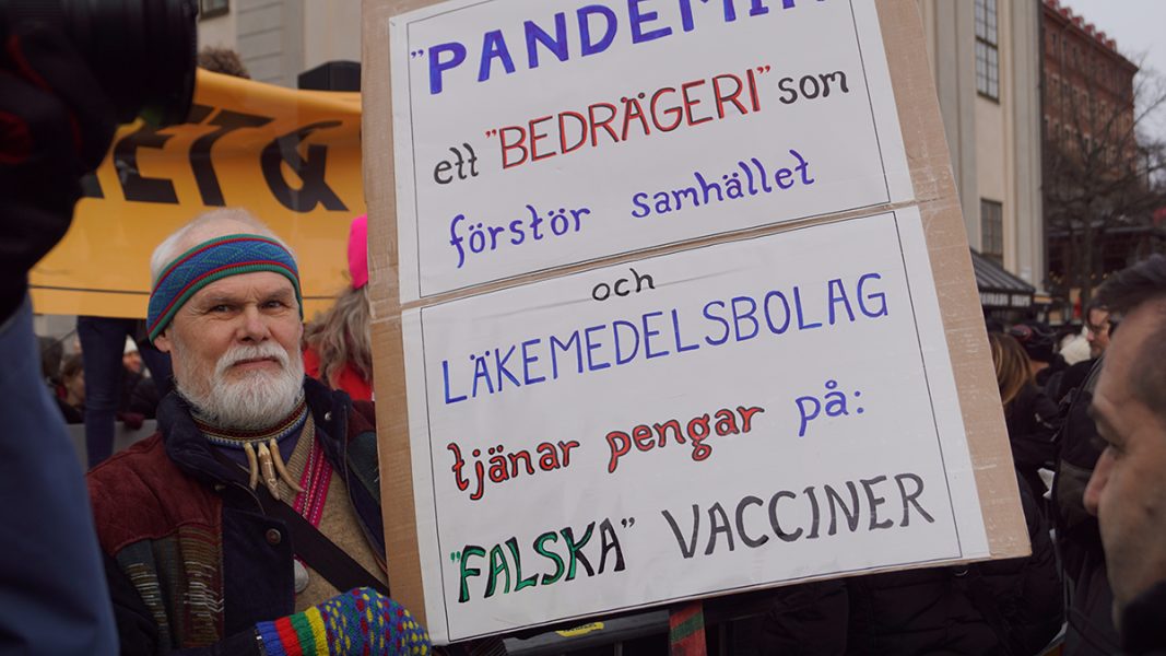 Man med plakat på Medborgarplatsen - Tusenmannamarschen 6 mars 2021. Foto: T. Sassersson, NewsVoice
