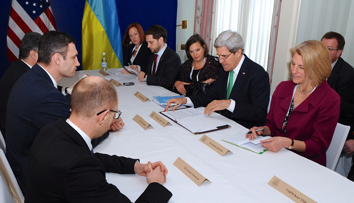 John Kerry och Victoria Nuland i möte med Poroshenko, Yatsenyuk och Klitschko. Foto: US Department of State. Licens: Public Domain