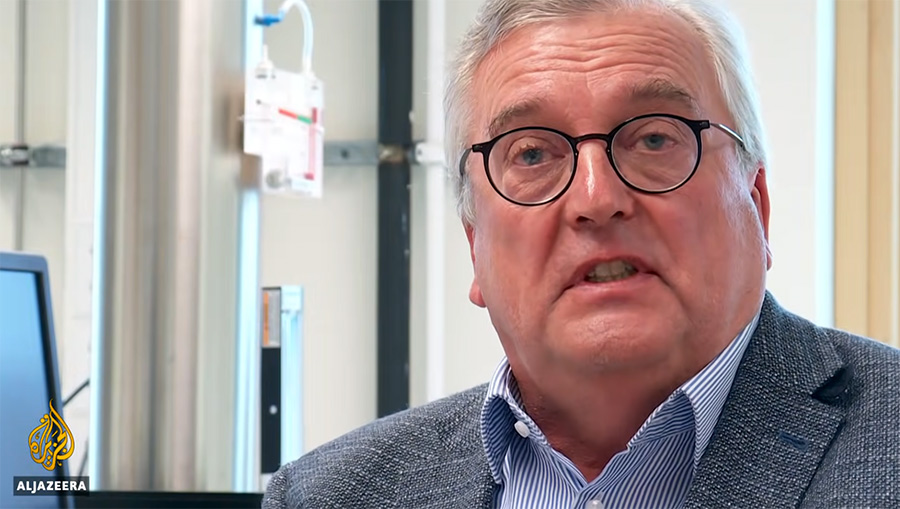 Göran Conradson utvecklar vaccinpulver på företaget Ziccum. Foto: Aljazeera.com