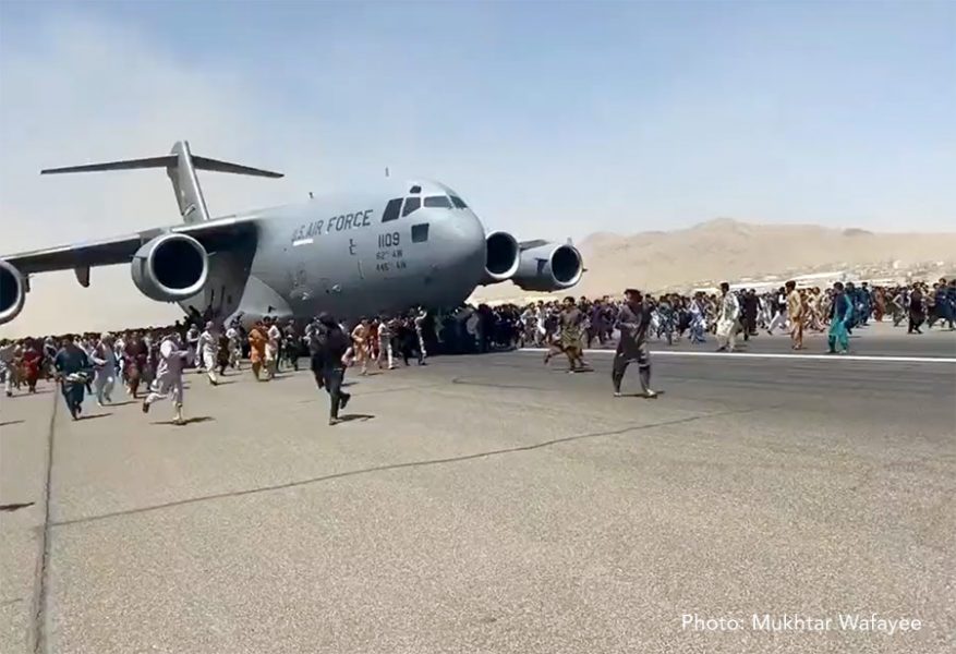 Afghaner försöker fly från Kabul 17 aug 2021. Foto: Mukhtar Wafayee
