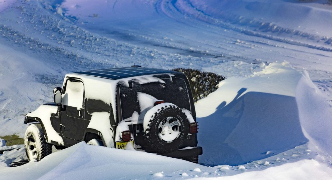 Jeep Wrangler i vinterdriva. Foto: Mircea Ploscar. Licens: Pixabay.com