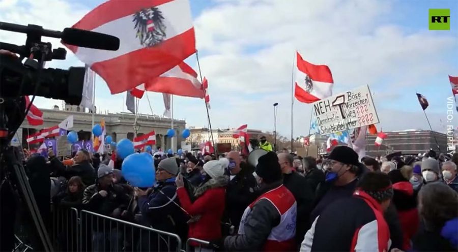 Protester mot coronarestriktioner och vaccinpass i Österrike, 16 januari 2022. Foto: RT.com (video)
