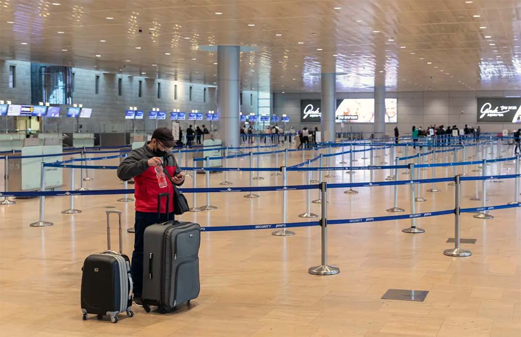 Ensam resenär på flygplatsen Ben-Gurion, Israel. Foto: Eyal Toueg