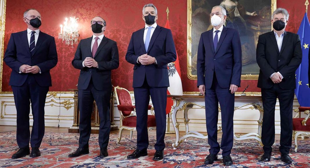 Parlamentariker i Österrikes regering. I mitten står förbundsklanser Karl Nehammer. Foto: BKA/Wenzel. Licens: CC BY 2.0