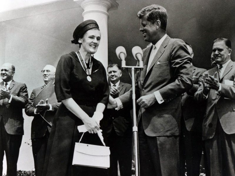 Frances Oldham Kelsey får pris av John F. Kennedy