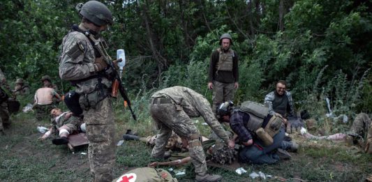 Gripna skadade soldater från Ukraina får första hjälpen av ryska soldater, 28 juni 2022. Foto via Intel Slava