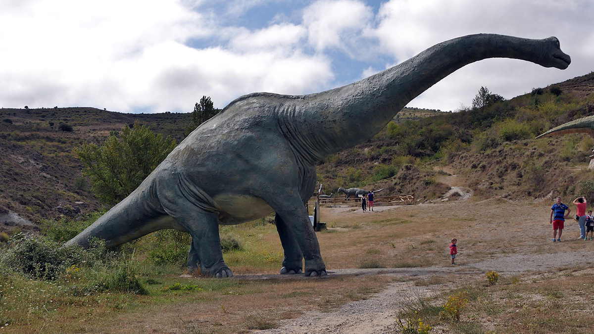 Modell i fullskala av en Brachiosaurus i Valdecevillo, Enciso, La Rioja, Spainen. Foto: Jynus. Licens: CC BY-SA 4.0