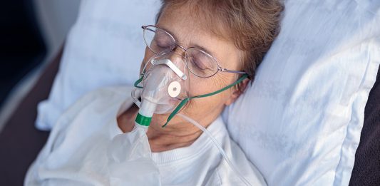 Temabild: patient med inhalator ej relaterad till artikeln. Foto: astakhovyaroslav. Licens: Elements.envato.com