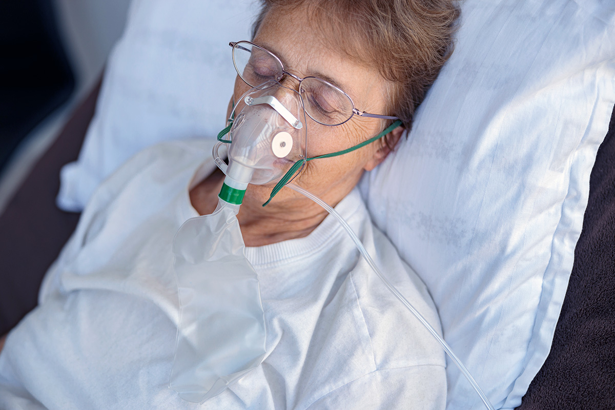Temabild: patient med inhalator ej relaterad till artikeln. Foto: astakhovyaroslav. Licens: Elements.envato.com