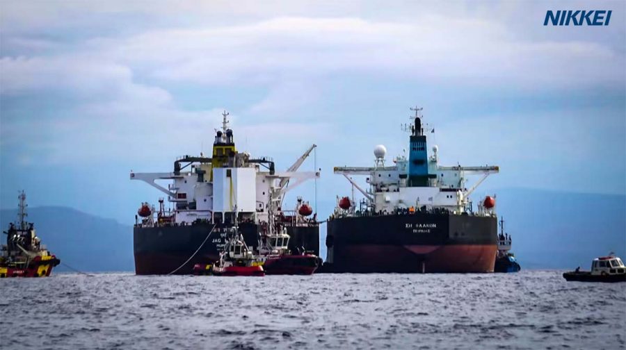 Den indiska oljetankern "Jag Lok" levererar olja till en grekisk tankbåt. Foto: Nikkei.com