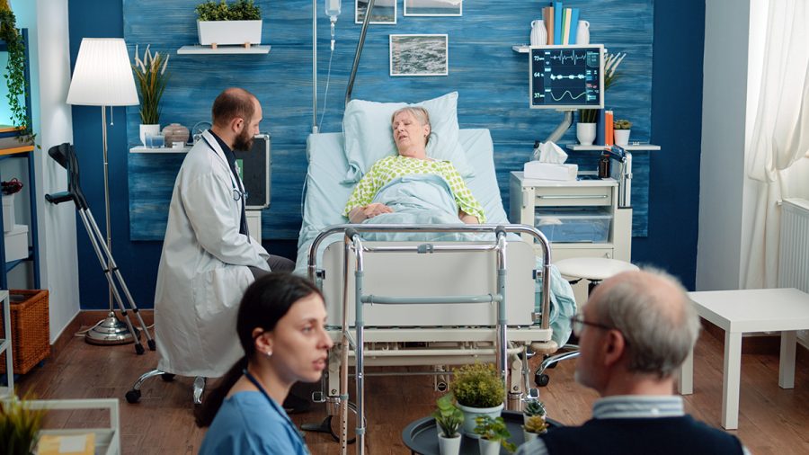 Temabild: Äldre person på sjukhus. Foto: DC Studio. Licens: Elements.envato.com