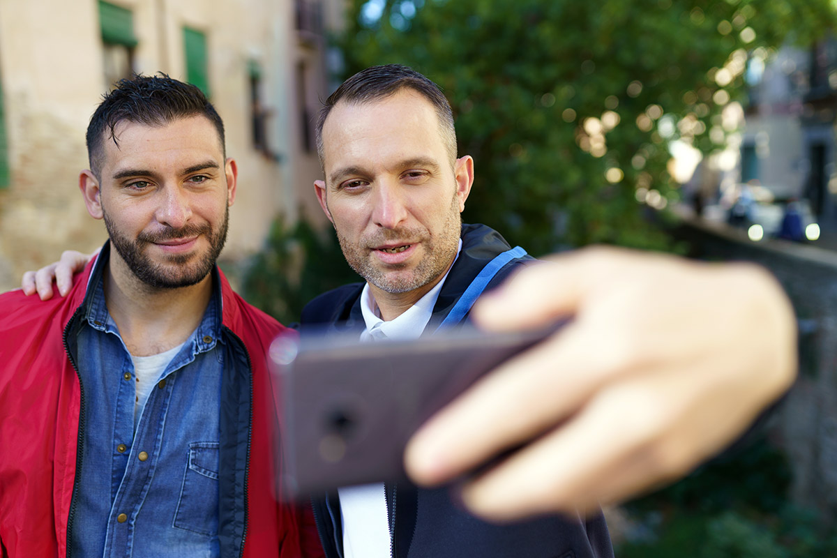 Två män tar en selfie. Foto: Javi Indy. Licens: Elements.envato.com