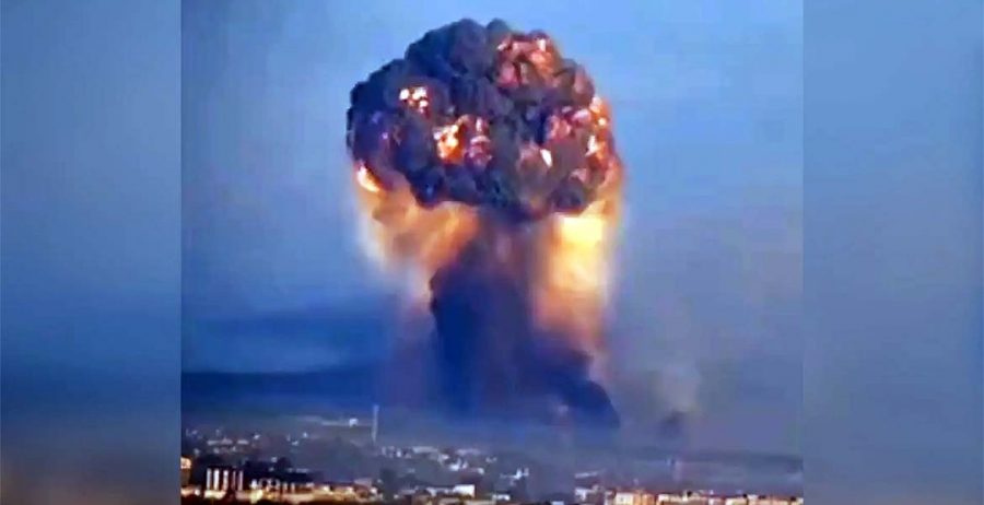 Privat foto från Khmelnytsky, Ukraina visar en enorm explosion den 13 maj, 2023.