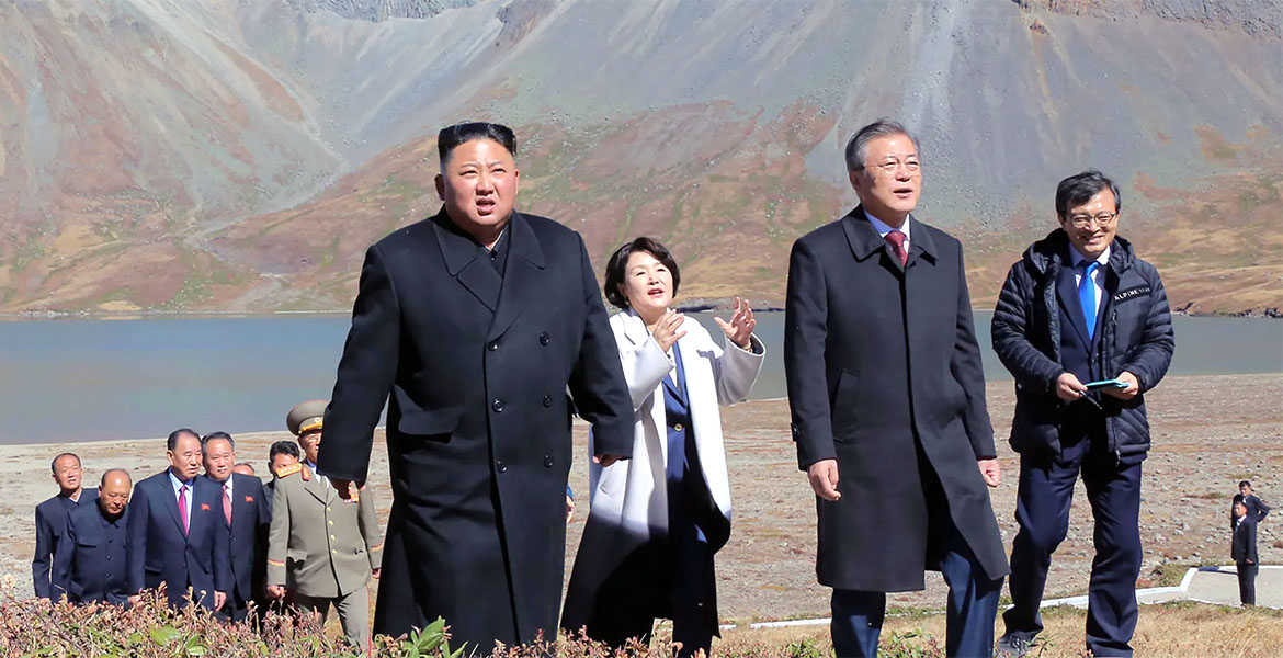 Nordkoreas president Kim Jong-Un och Sydkoreas presdient Moon-Jae-in. Pressfoto: Korean Central News Agency (Kcna.kp)
