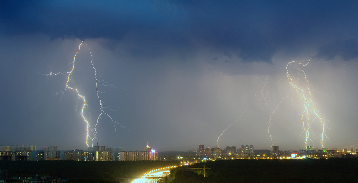 Lightning strikes over a city. Photo: LightTheme. License: Elements.envato.com
