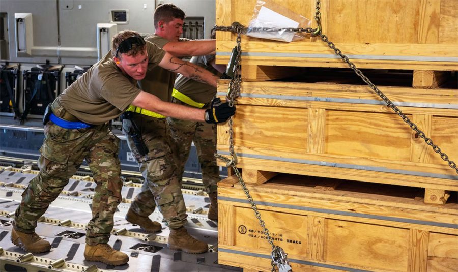 Personal från U.S. Air Force lastar vapenlast till Ukraina på en C-17 Globemaster under ett säkerhetsuppdrag på Dover Air Force Base. Pressfoto: Cydney Lee 